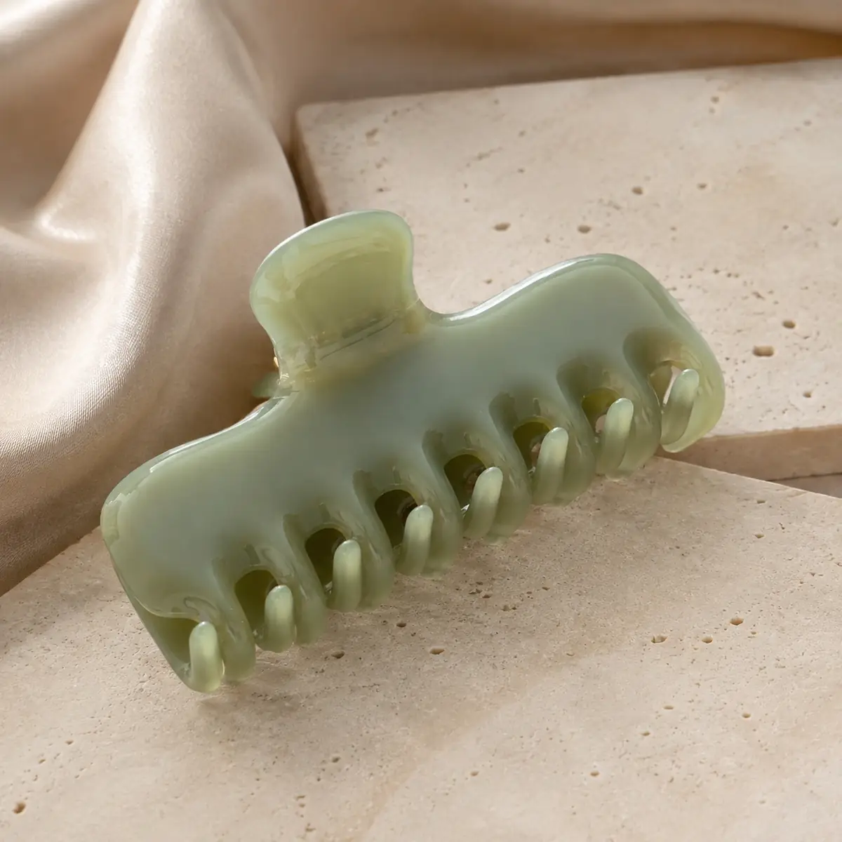 AesthetiX Sculpted Wave Acetate Claw Clip — hero still life