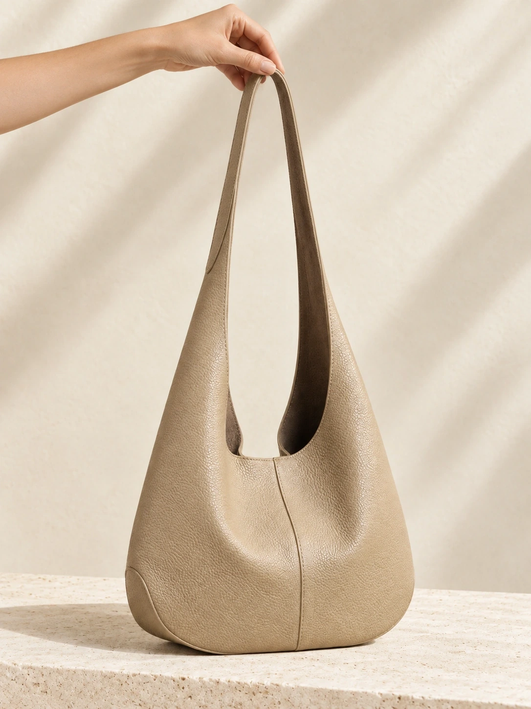 Wide integrated leather shoulder strap in hand